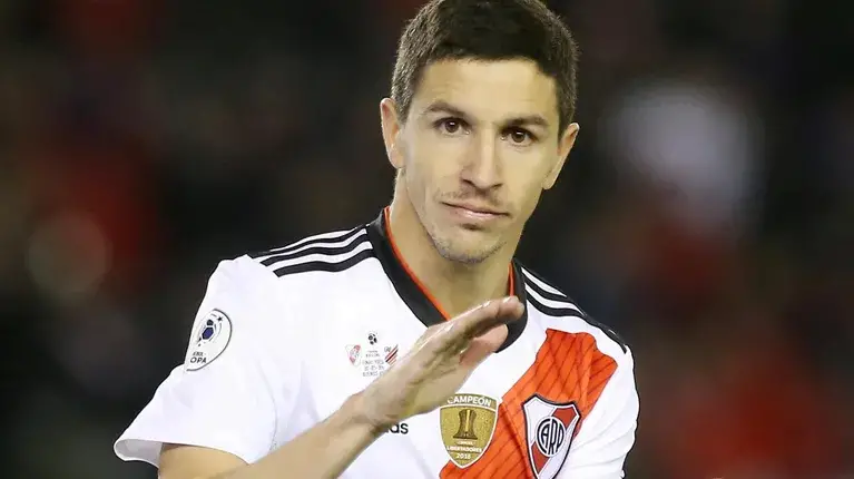 Nacho Fernández con la camiseta de River.